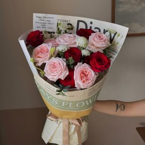 Bó Hoa Hồng Gói Giấy Báo Newspaper Style